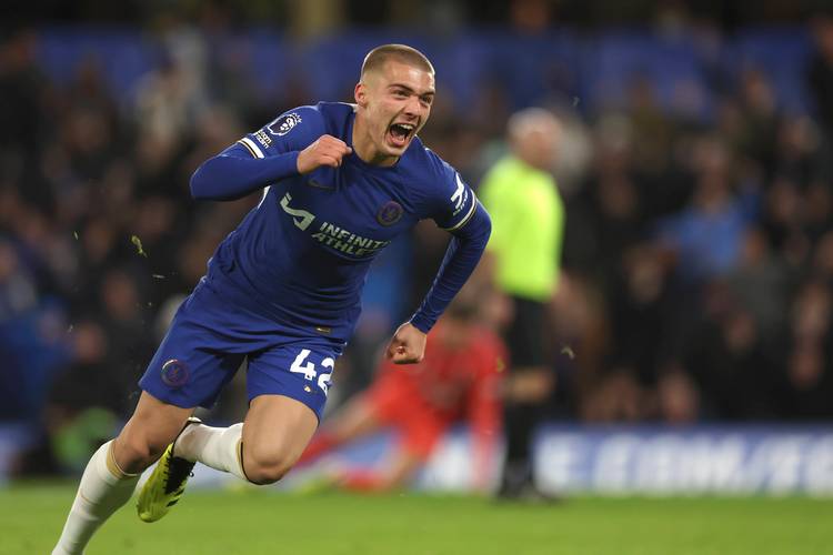 斯基拉：那不勒斯计划通过冬窗买中场，目前看上梅努等5人