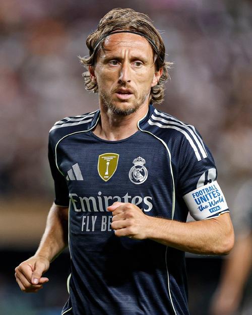 福布斯穿7号替补登场，是马丁内斯执教后第14位完成首秀球员